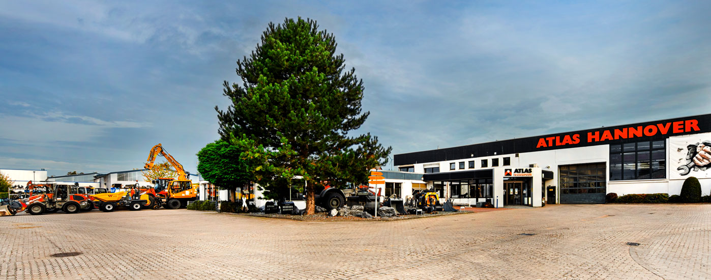 ATLAS Hannover Firmenzentrale mit Parkplatz für Baumaschinen